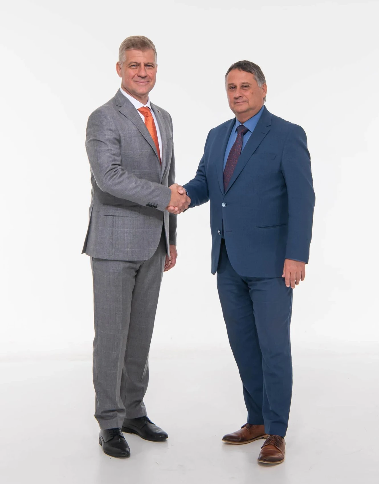 Szatmáry Kristóf és Kovács Péter kézfogása